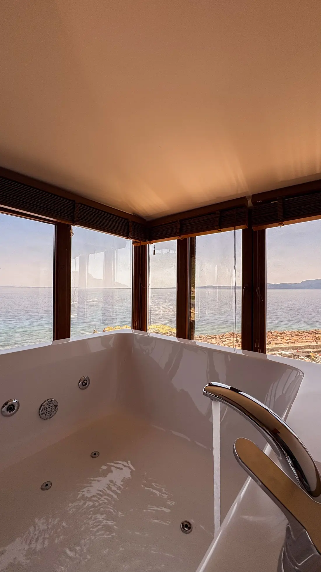 King Suite with a sea-view jacuzzi