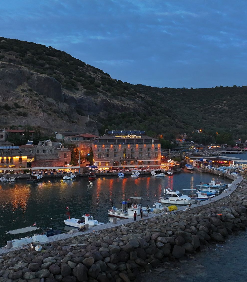 Assos’ta Konaklama Rehberi: Tarihi Limanda En İyi Oteller