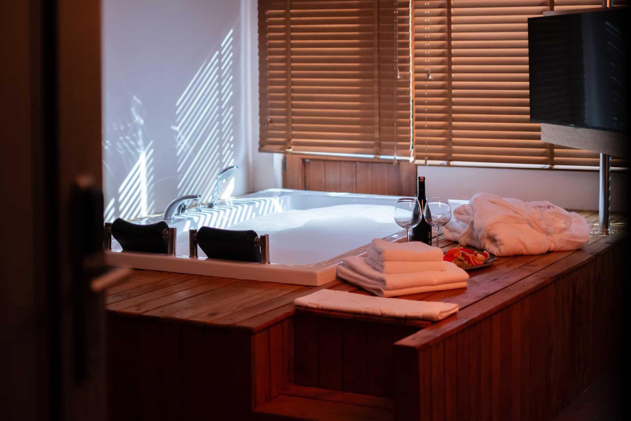 Jakuzili Deniz Manzaralı King Suite